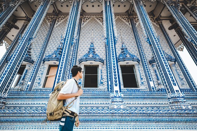 Homem de viagens e templo tailandês