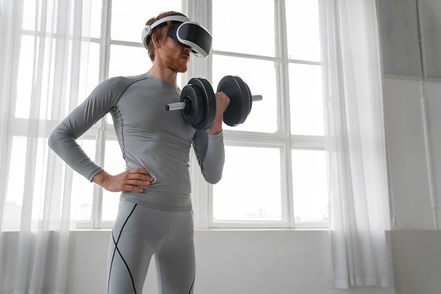 Homem de vista frontal fazendo fitness com óculos vr
