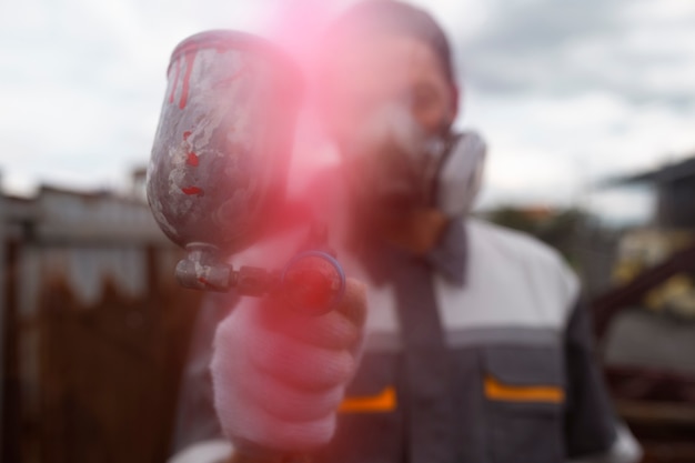 Foto homem de vista frontal trabalhando com tinta em pó