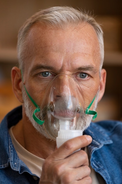 Foto homem de vista frontal usando nebulizador