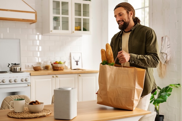 Homem de vista lateral com mantimentos em casa