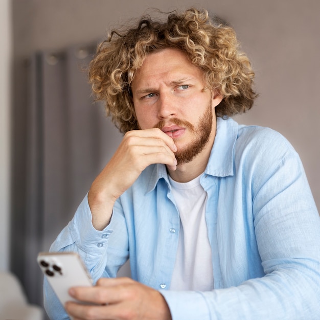 Homem de vista lateral segurando smartphone