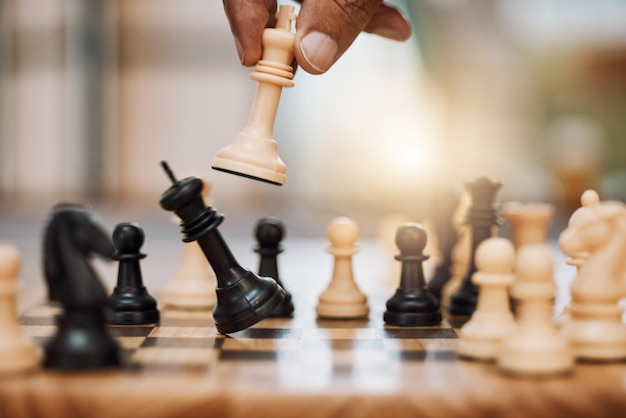 Homem de xadrez e mão com rei do jogo de tabuleiro para ganhar torneio de mesa de estratégia e jogos esportivos Closeup tabuleiro de xadrez xeque-mate e jogada inteligente jogando na resolução de problemas ou desafio de concurso