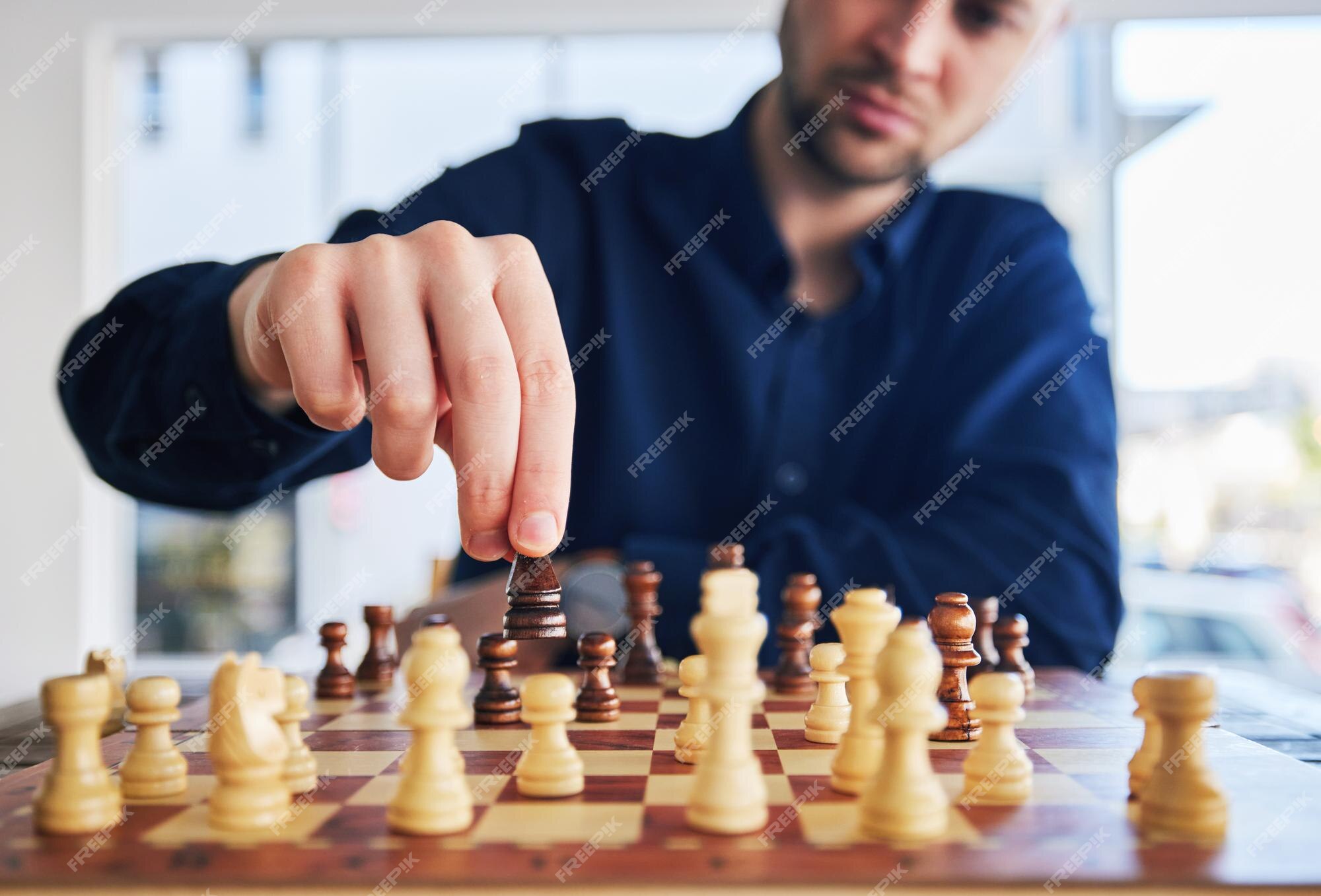 Homem de xadrez movendo uma peça e jogo de resolução de problemas de  estratégia ou pessoa jogando no tabuleiro de xadrez na competição  planejamento de escolha e mão no cavaleiro ou rei