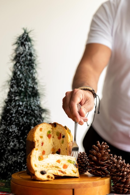 Foto homem decorando e arrumando a mesa para o jantar de natal