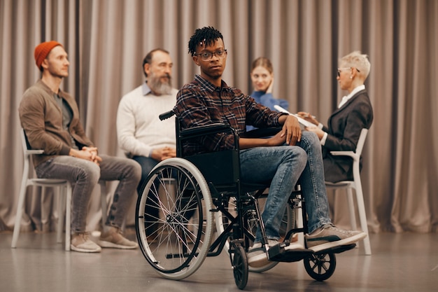 Homem deficiente africano na lição