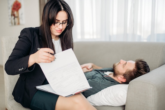 Homem deitado no sofá na recepção do psicoterapeuta