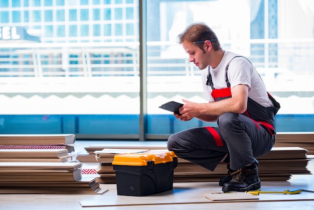 Homem, deitando, laminado, pavimentando, em, construção