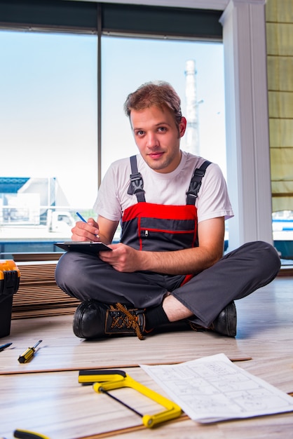 Homem, deitando, laminado, pavimentando, em, construção