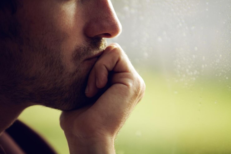 Foto homem depressão e pensamento crise com saúde mental e triste mockup espaço sentimentos e tristeza dor bem-estar e deprimido com mindfulness trauma ou abuso angústia e chateado com a psicologia