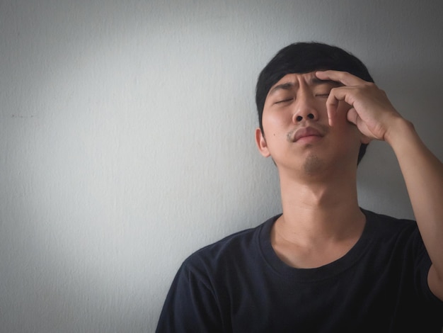 Homem deprimido sentado na parede se sente sem esperança com a vida