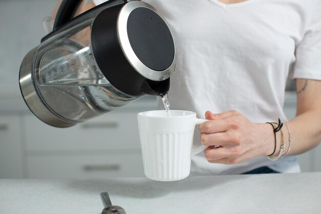 Foto homem derramando café na xícara