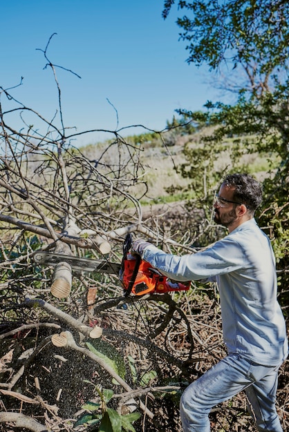 Homem derrubando floresta com uma serra elétrica