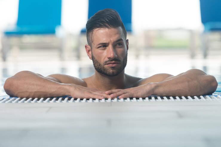 Foto homem descansando relaxado na beira da piscina