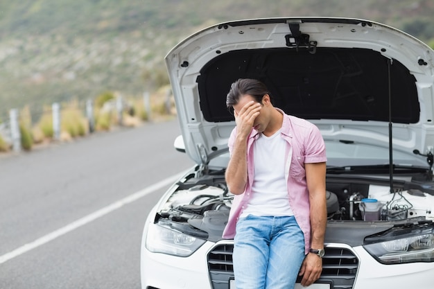 Homem desesperado depois de uma queda no carro