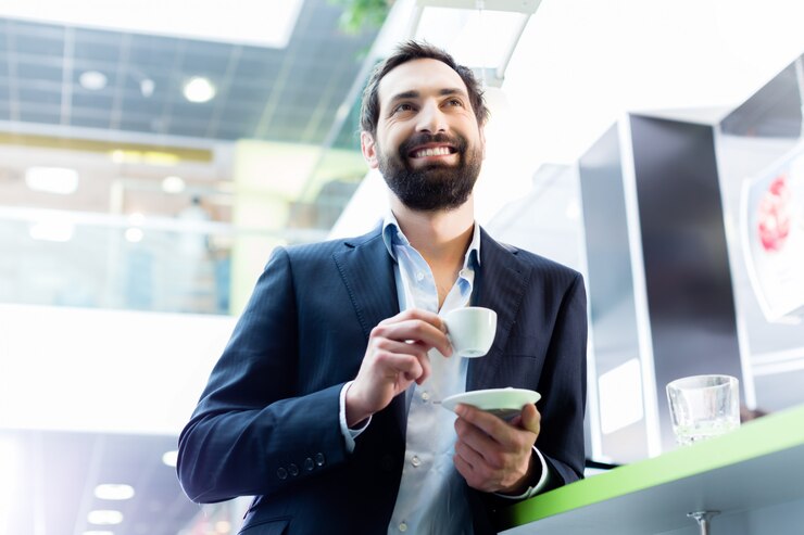 Foto homem desfrutando de café expresso no café