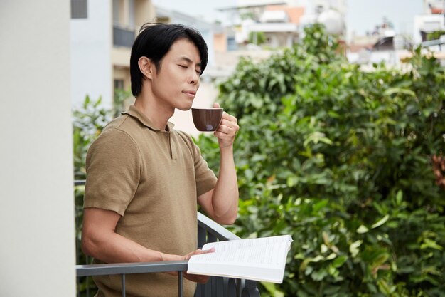 Homem desfrutando de uma xícara de café