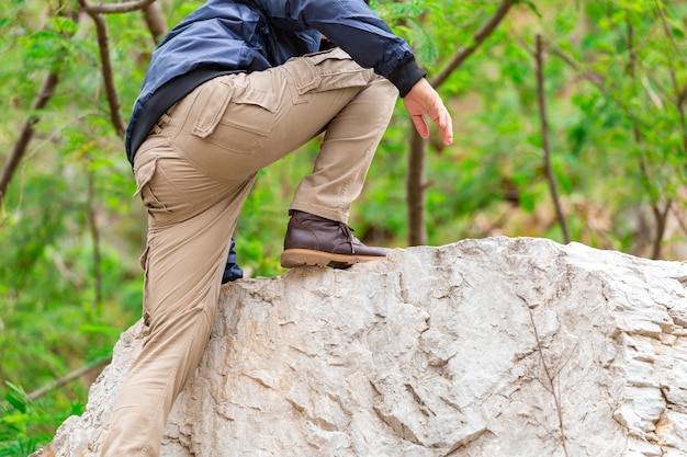 Foto homem, desgastar, calças cargo, e, escalar, ligado, a, rocha