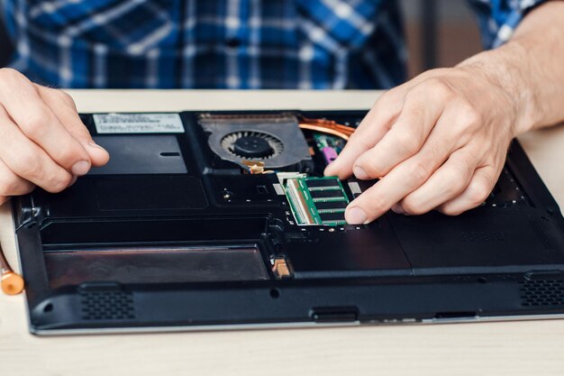 Homem desmontando loja de reparo de laptop