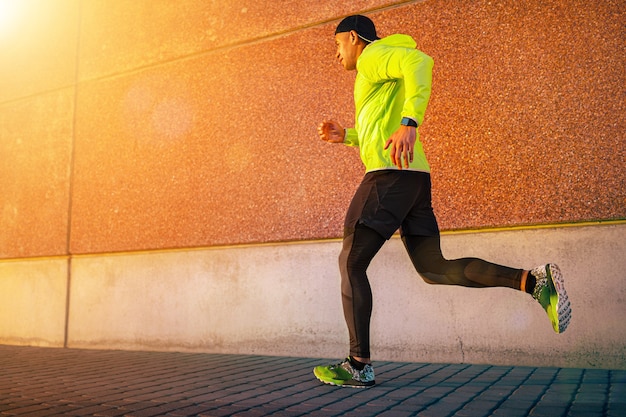 Homem desportivo correndo ao ar livre Estilo de vida saudável