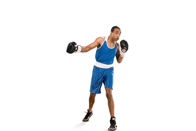 Homem desportivo durante os exercícios de boxe. Foto do boxeador isolado no fundo branco. Conceito de força, ataque e movimento. Ajuste o modelo afro-americano em movimento. Atleta afro-musculoso em uniforme esportivo