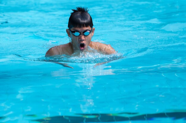 Homem desportivo, exercitando-se na piscina.