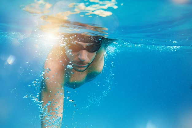 Homem desportivo nada rápido no mar