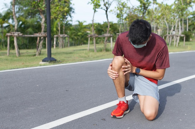 Foto homem desportivo que sofre de dor na corrida desportiva lesão no joelho após a corrida lesão