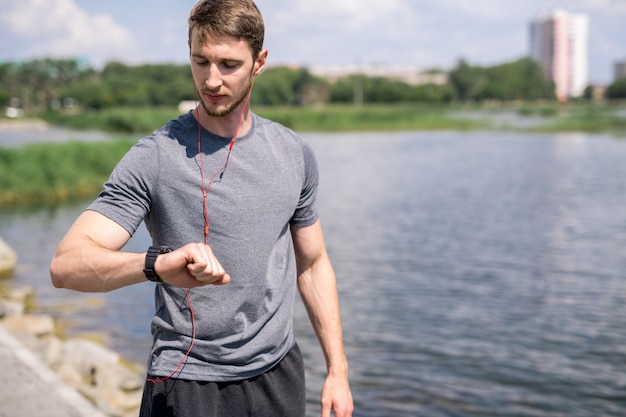 Homem desportivo que verifica smartwatch