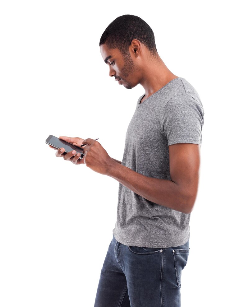 Foto homem digital e preto com telefone em estúdio para desenho de arte ou competição de esboço on-line em fundo branco estilo de smartphone ou modelo masculino africano com aplicativo para design artístico ou criatividade