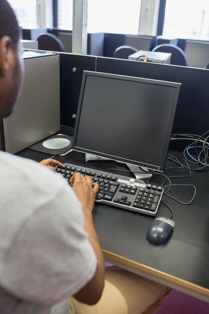 Foto homem digitando no computador