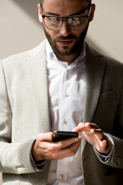 Homem digitando uma mensagem