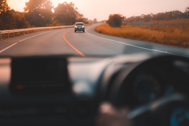 Homem dirigindo carro na estrada urbana conceito de viagem verde-azulado e tom laranja