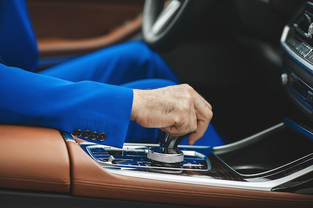 Foto homem dirigindo um carro