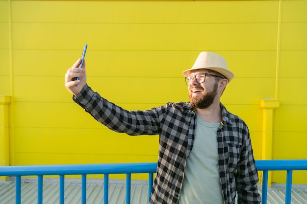 Homem dizendo algo para a câmera enquanto viaja no blog de fundo de supermercado amarelo da nova cidade