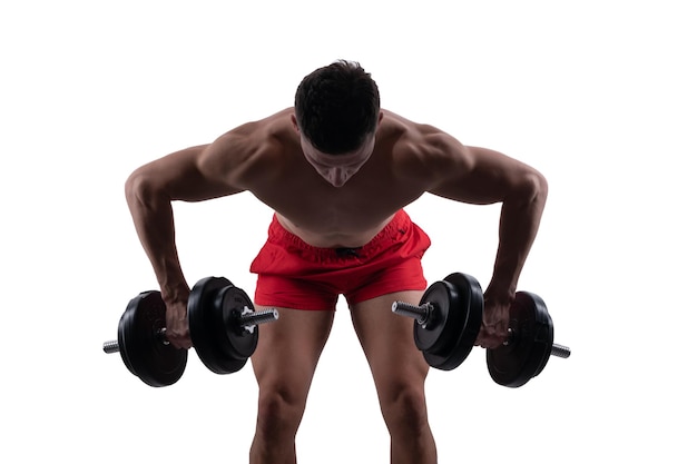 Homem do esporte com halteres isolado no branco Homem do esporte com halteres no estúdio