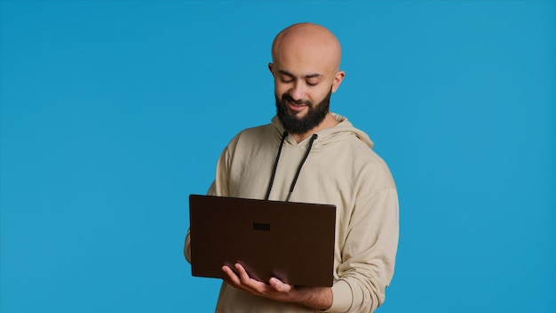 Foto homem do oriente médio trabalha com segurança cibernética em laptop