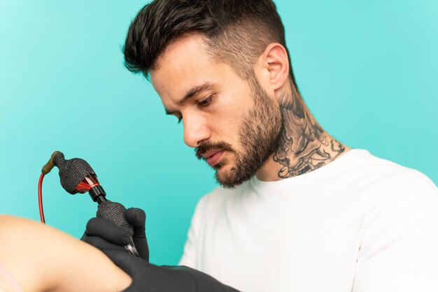 Homem do tatuador sobre fundo isolado