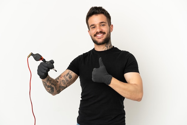 Homem do tatuador sobre um fundo branco isolado fazendo um gesto de polegar para cima