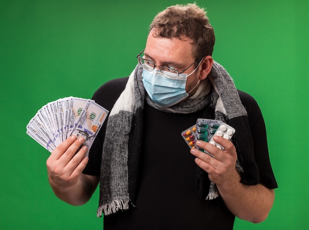 Homem doente de meia-idade usando máscara médica e lenço
