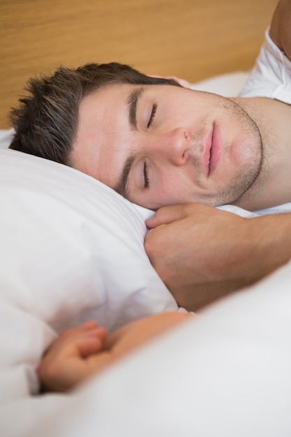 Foto homem dormindo na cama