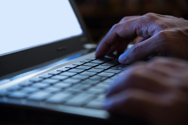 homem duas mãos digitando laptop / pc / teclado de computador