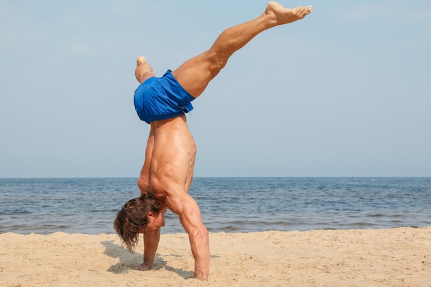 Homem durante treino na praia