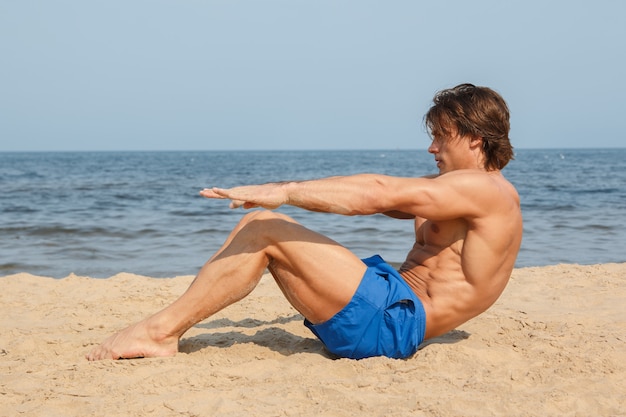 Homem durante treino na praia