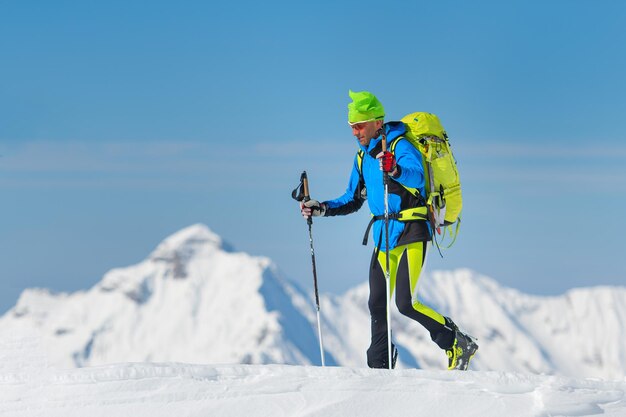 Homem durante uma subida de inverno nas montanhas