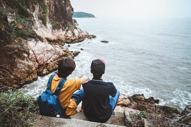 Homem e amigo verão relaxe férias