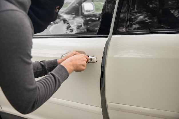 Homem e carro do ladrão