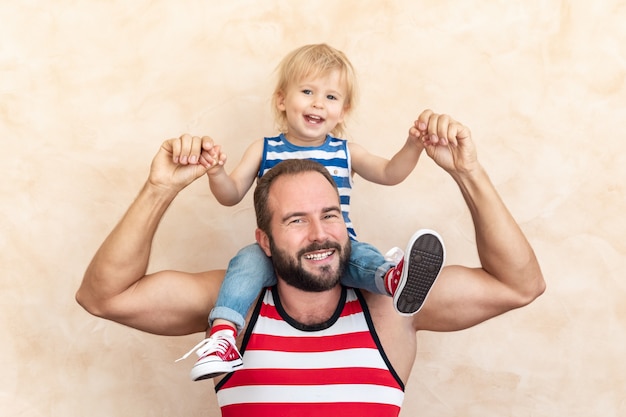 Homem e criança em casa. Pai e filho se divertindo juntos.