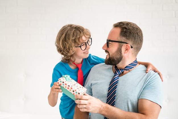 Homem e criança em casa. pai e filho se divertindo juntos.