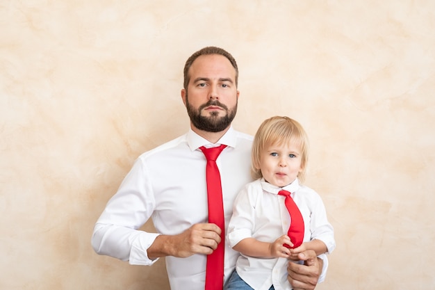 Homem e criança em casa. Pai e filho se divertindo juntos.